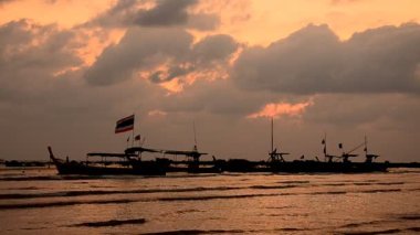 Dalga Beach Tayland akşam içinde