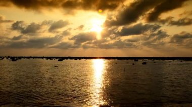 Dalga Beach Tayland akşam içinde