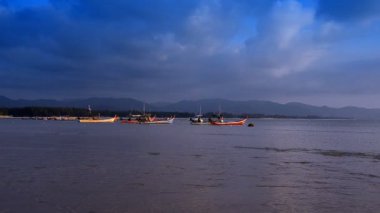 Dalga Beach Tayland akşam içinde
