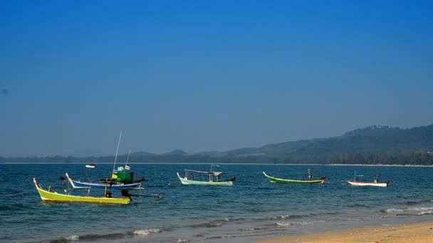 Saluto e barca sulla spiaggia Thailandia — Video Stock