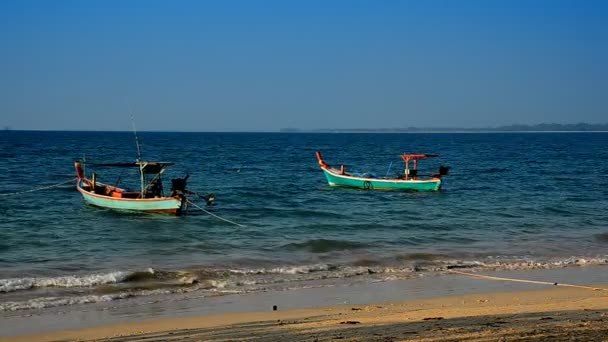 Волна и лодка на пляже Таиланда — стоковое видео