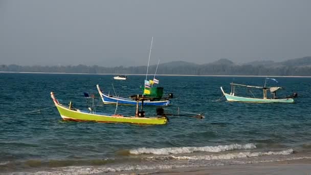 波和船在泰国海滩 — 图库视频影像