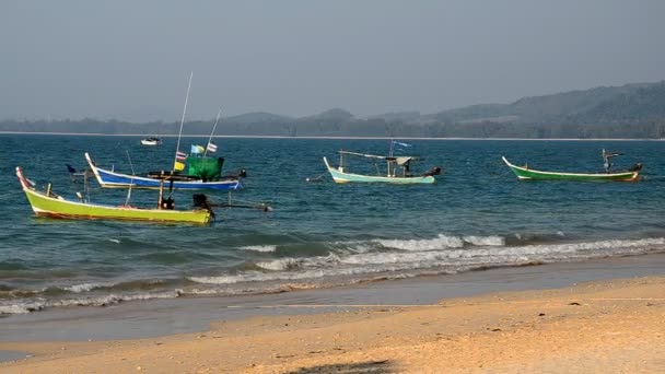 Barco en la playa y el cielo — Vídeos de Stock