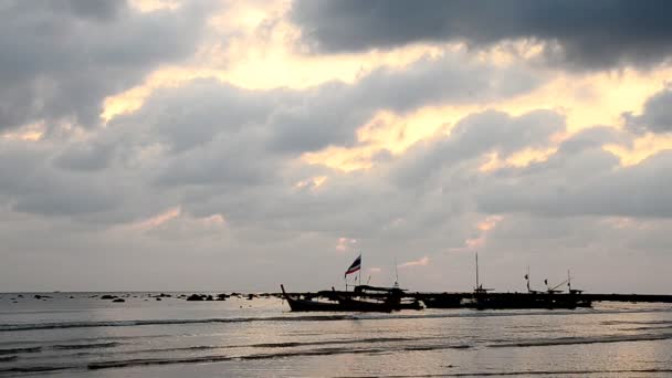 Хвилі на пляжі у вечорі Таїланд — стокове відео