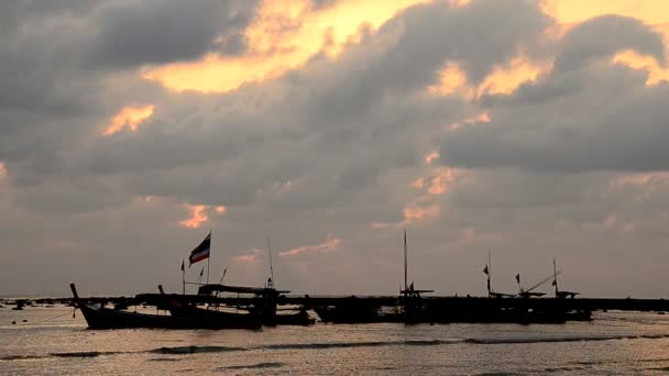 Boot am Strand und Himmel — Stockvideo