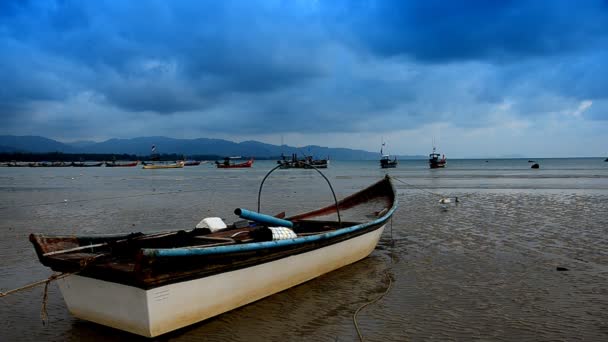 Barco en la playa y el cielo — Vídeos de Stock