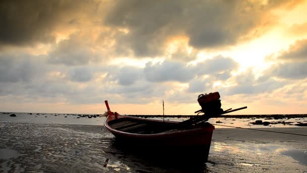 Човен на пляжі і небі — стокове відео