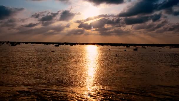 Fale na plaży w wieczór Tajlandia — Wideo stockowe