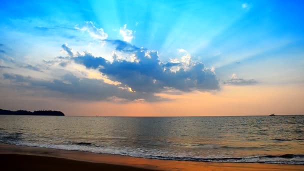 Ola en la playa por la noche Tailandia — Vídeos de Stock