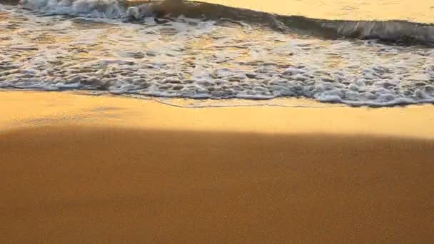 Våg på stranden i Thailand på kvällen — Stockvideo