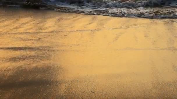 Våg på stranden i Thailand på kvällen — Stockvideo