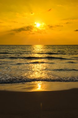 Plajda siluetleri günbatımı