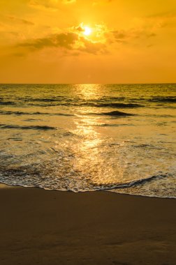 Plajda siluetleri günbatımı