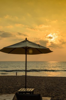 Plaj şemsiye günbatımı ve gökyüzünün siluetleri