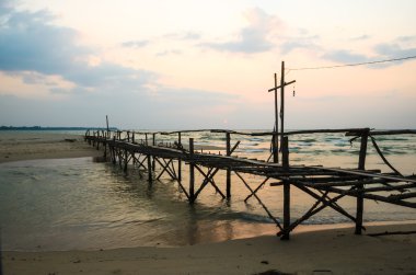 Ahşap köprü deniz ve gün batımı