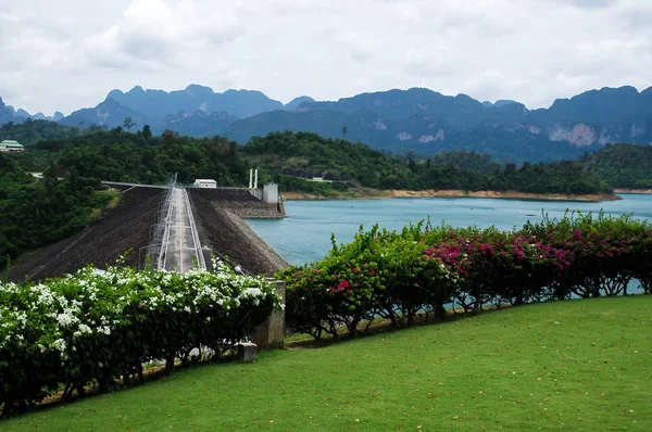 Dammen i det vackra landskapet i thailand — Stockfoto