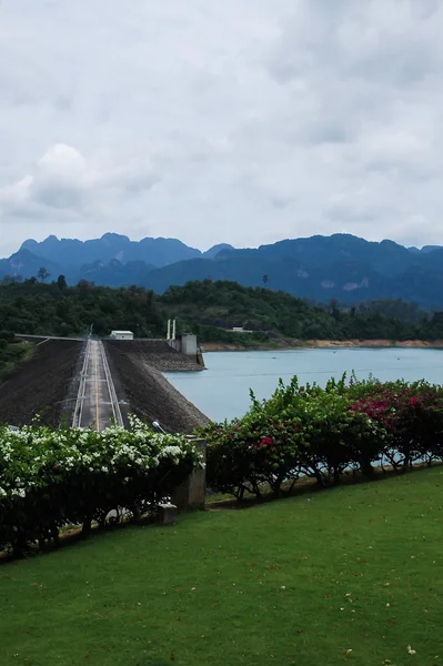 Dammen i det vackra landskapet i thailand — Stockfoto