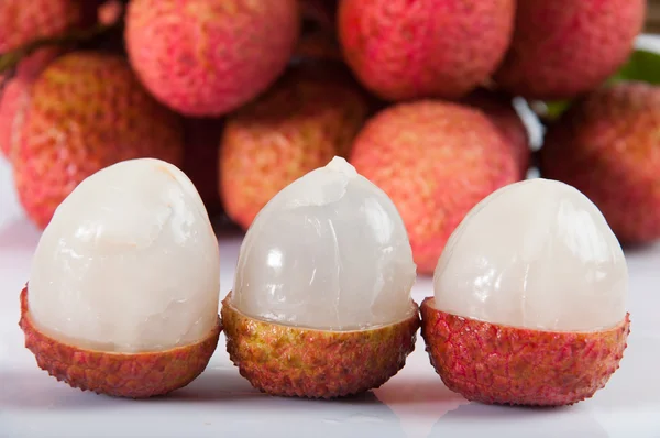 Litchi isolato su sfondo bianco — Foto Stock