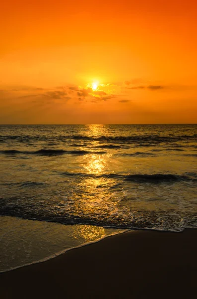 Siluetas puestas de sol en la playa —  Fotos de Stock