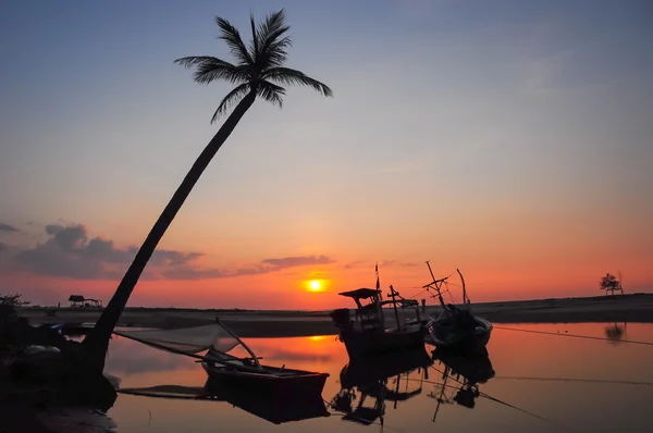 Silhouetten von Kokospalmen am Strand und Sonnenuntergang — Stockfoto