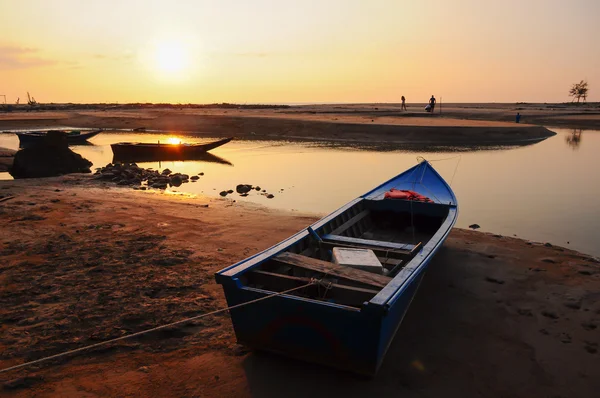 Plaj ve günbatımı siluetleri teknede — Stok fotoğraf