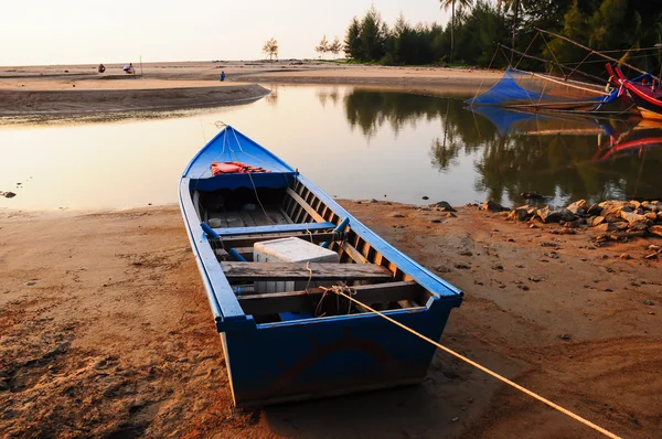 Barca la plajă și apus de soare — Fotografie, imagine de stoc
