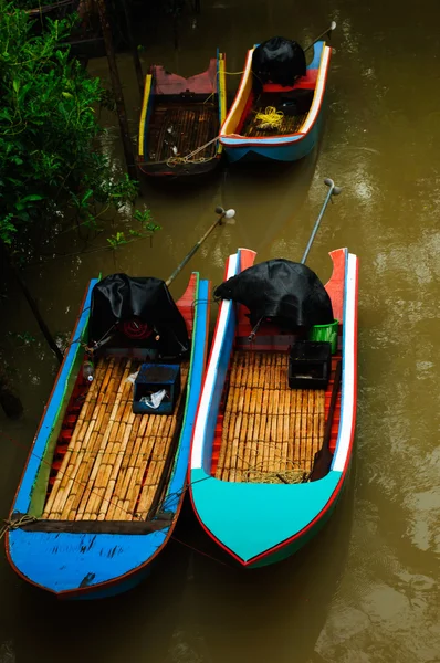 Kleines Boot im Fluss — Stockfoto