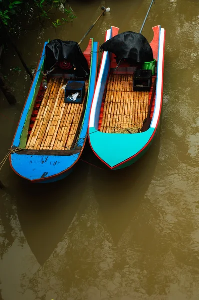 Kleine boot in rivier — Stockfoto