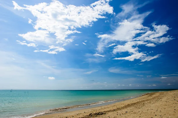 Tropikalna piaszczysta plaża i błękitne niebo — Zdjęcie stockowe