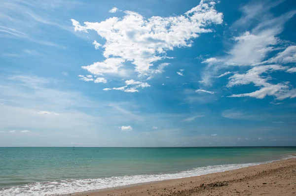 Tropikalna piaszczysta plaża i błękitne niebo — Zdjęcie stockowe