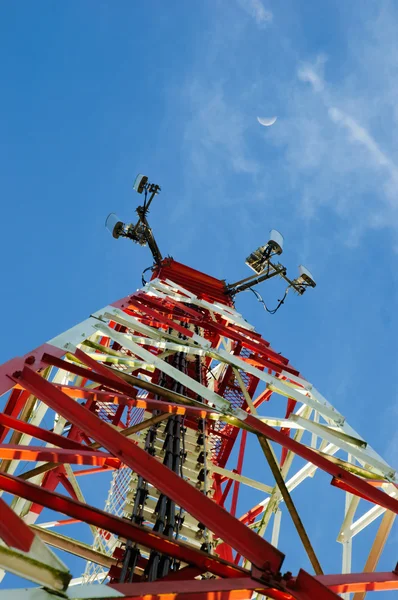 Telecommunicatie toren met antennes en blauwe hemelachtergrond — Stockfoto