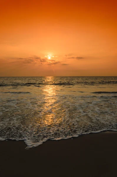 Pôr do sol silhuetas na praia Imagem De Stock