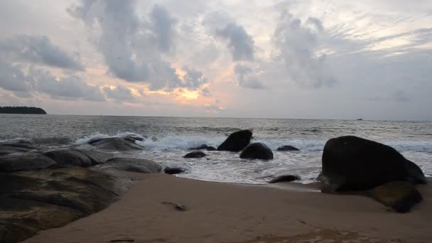 ビーチと夕方の日没時の波 — ストック動画