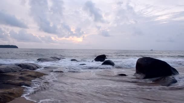 Onda na praia e pôr do sol à noite — Vídeo de Stock