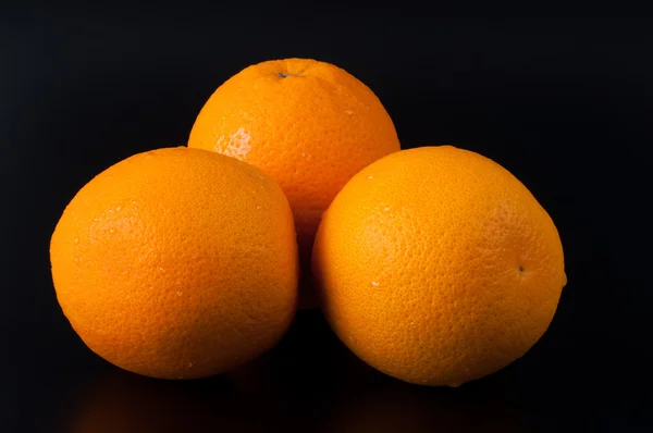 黑色背景上孤立的脐橙成熟 — 图库照片