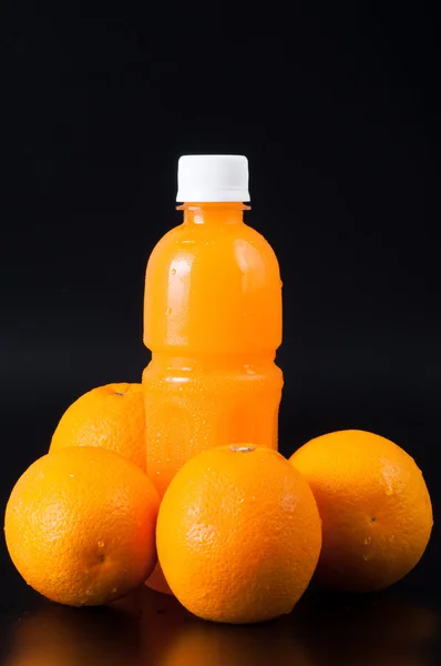 Jus d'orange en bouteille et orange — Photo