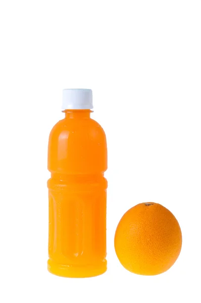 Jus d'orange dans une bouteille et orange à côté isolé sur blanc Images De Stock Libres De Droits