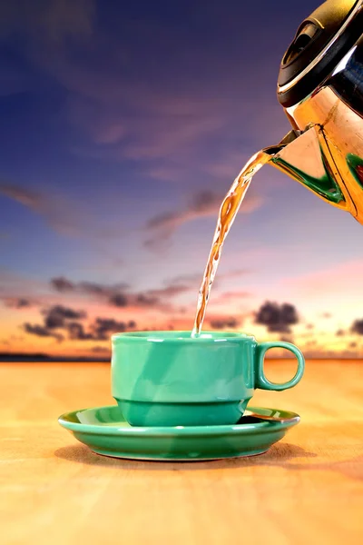 Kaffee mit dem Morgenhimmel als Hintergrund — Stockfoto