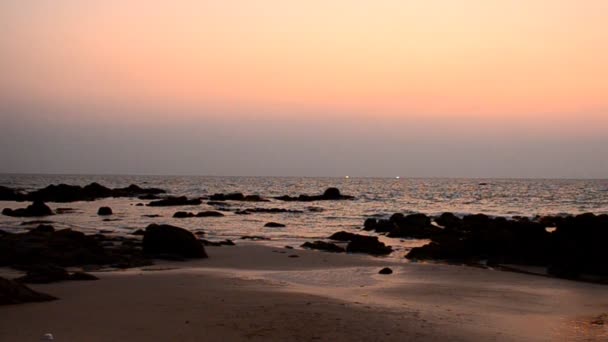 Zachód słońca i fale na plaży — Wideo stockowe