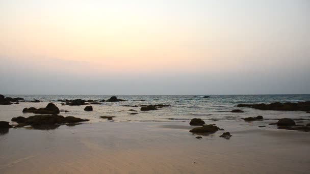 Tramonto e onda sulla spiaggia — Video Stock