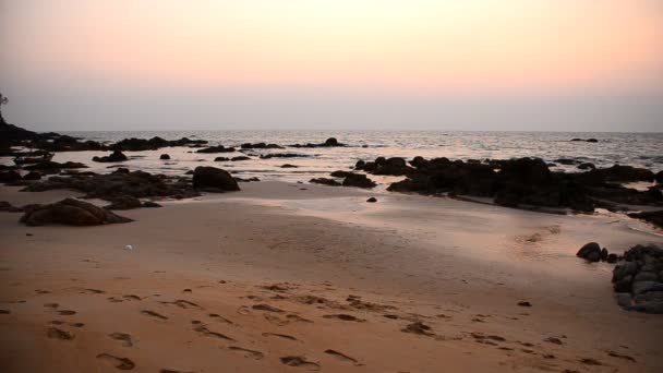 Solnedgång och våg på stranden — Stockvideo