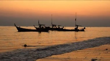 Günbatımı ve dalga sahilde