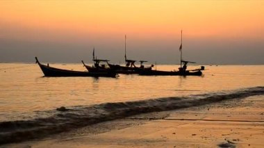 Günbatımı ve dalga sahilde