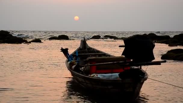 Gyönyörű naplemente és csónak a parton — Stock videók