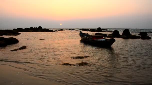 Bellissimo tramonto e barca in spiaggia — Video Stock