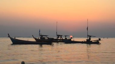 Güzel gökyüzü ve plaj tekne