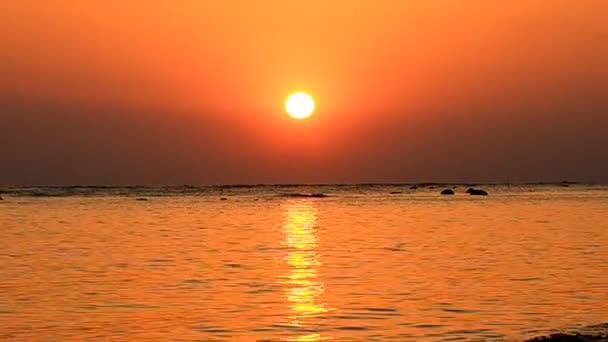 Bellissimo tramonto in spiaggia la sera — Video Stock