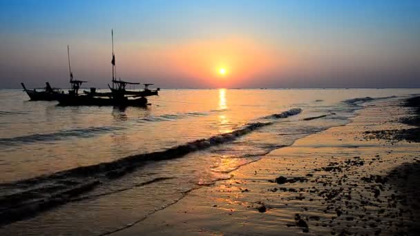 Hermosa puesta de sol en la playa por la noche — Vídeos de Stock