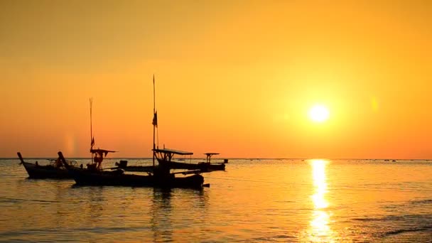 Krásný západ slunce a lodí na pláži — Stock video