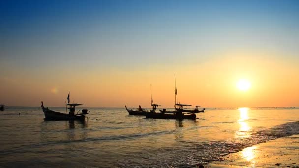 Belo pôr do sol e barco na praia — Vídeo de Stock